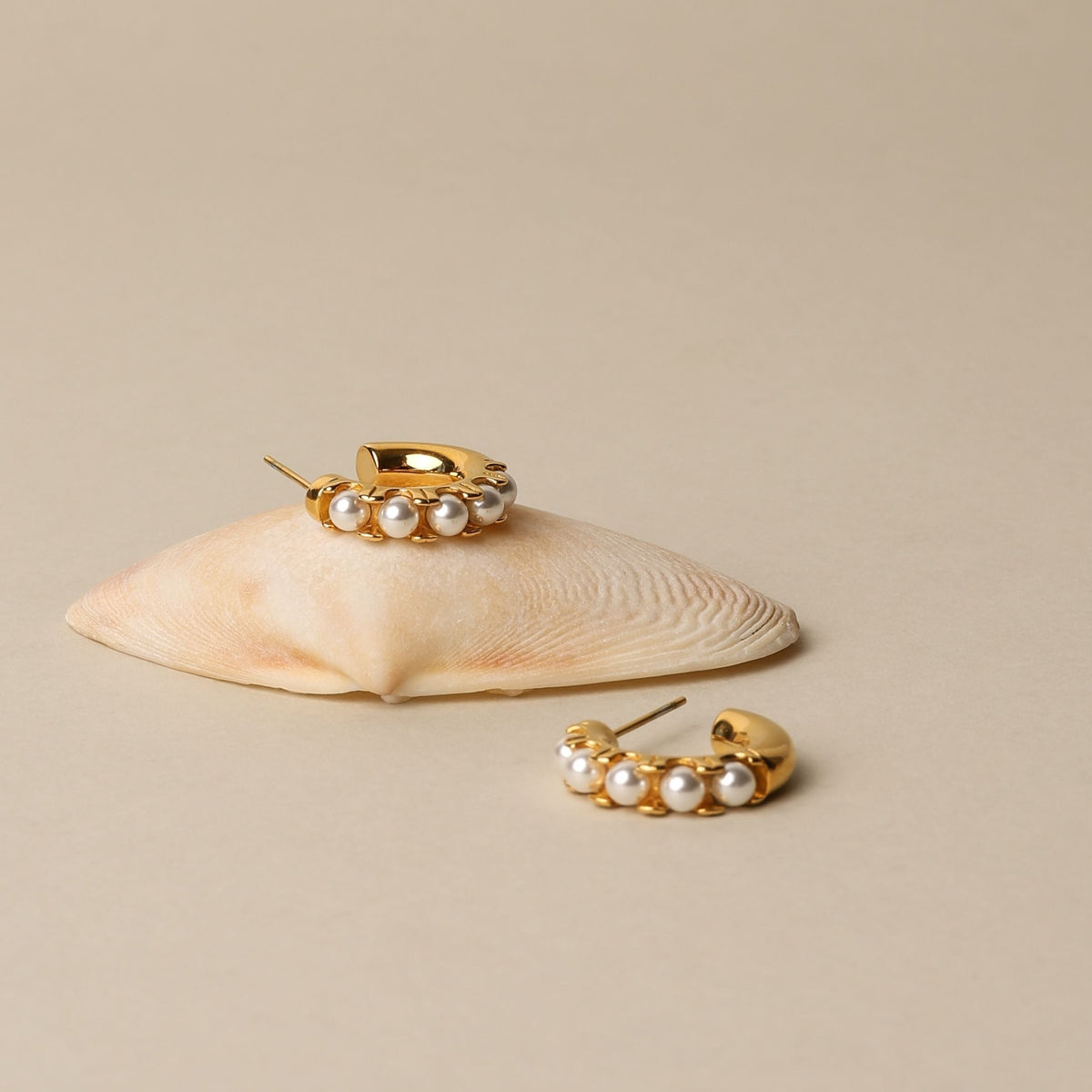 Orecchini con mini perle